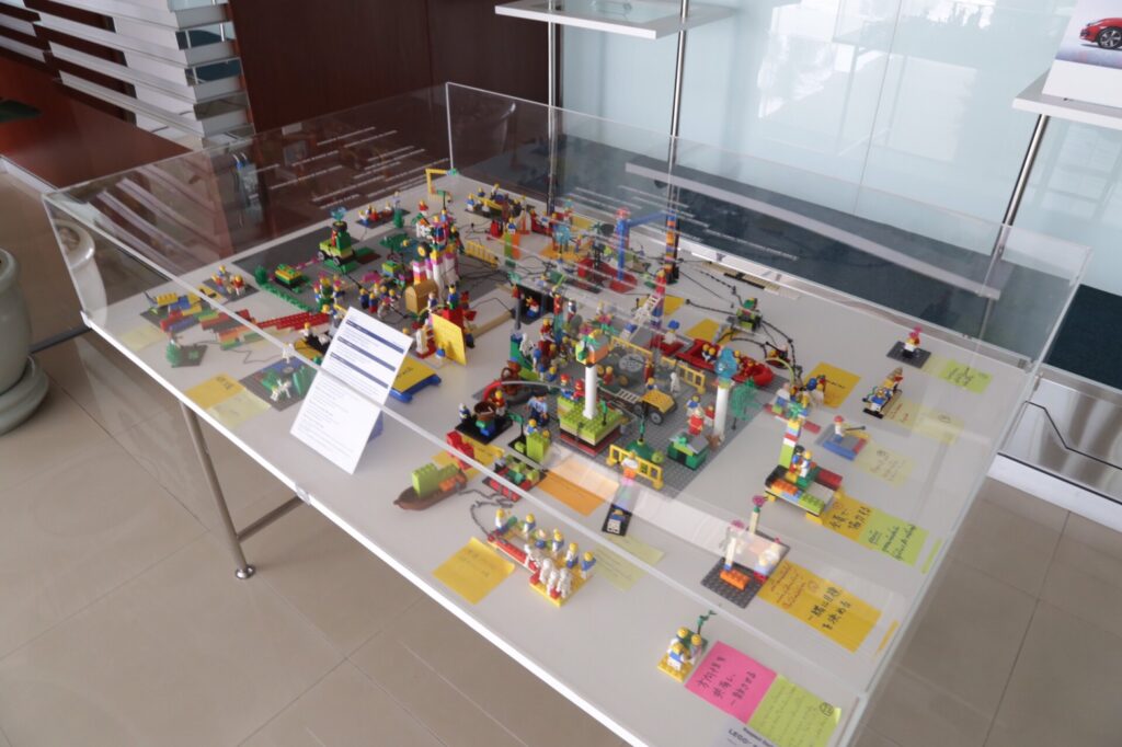 ภาพตัวอย่างโมเดลที่เกิดจากการระดมไอเดียในการสร้างวัฒนธรรมองค์กรใหม่ โดยใช้ LEGO® SERIOUS PLAY® จาก workshop ของ Rasmussen Consulting Thailand