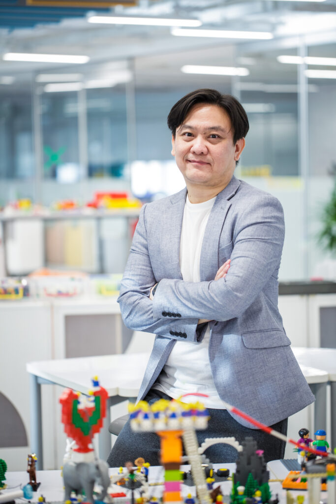 คุณสุรทิน สาธิตเลิศ หรือคุณโจ วิทยากรผู้เชี่ยวชาญการใช้เครื่องมือ LEGO® SERIOUS PLAY® และผู้ร่วมก่อตั้ง Rasmussen Consulting ประจำประเทศไทย